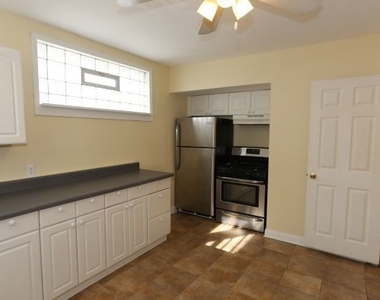 3316 N Southport Avenue - Photo Thumbnail 5