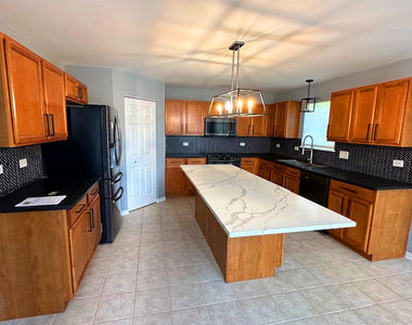 945 Forest View Way - Photo Thumbnail 7