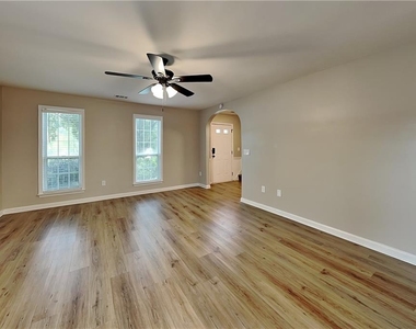 2250 Winthrope Way Drive - Photo Thumbnail 2