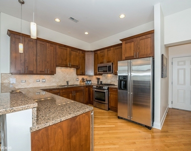 2905 N Halsted Street - Photo Thumbnail 4