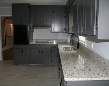 2075 Pinewood Drive - Photo Thumbnail 9