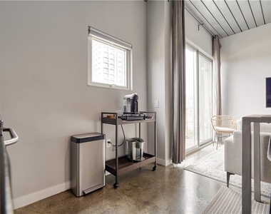 620 Glen Iris Drive Ne - Photo Thumbnail 8