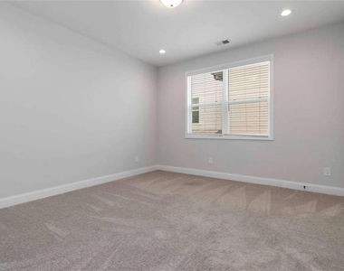 2000 Harvest Pond Circle - Photo Thumbnail 6