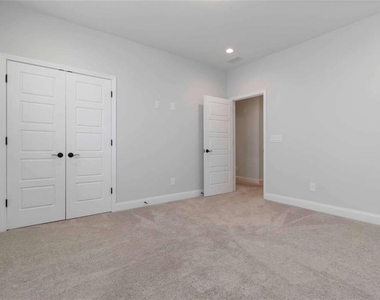 2000 Harvest Pond Circle - Photo Thumbnail 7
