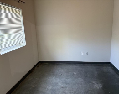 620 Glen Iris Ne - Photo Thumbnail 8