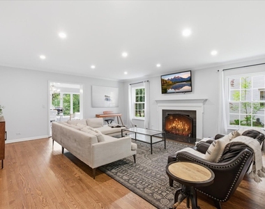 9343 Hamlin Avenue - Photo Thumbnail 3