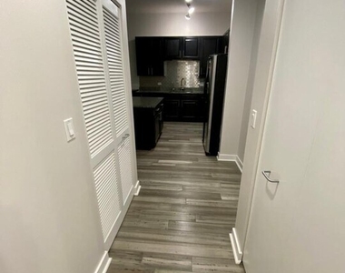 901 W Madison Street - Photo Thumbnail 4