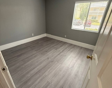 4617 Bayshore Drive - Photo Thumbnail 6