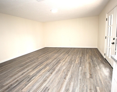 805 Willow Creek Drive - Photo Thumbnail 11