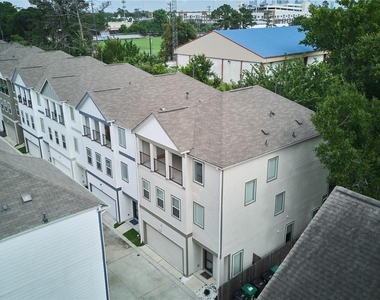 911 W 35th Street - Photo Thumbnail 3