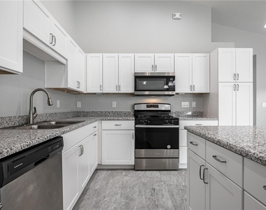 184 Village Circle - Photo Thumbnail 14
