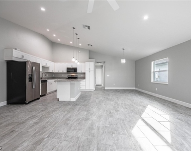 184 Village Circle - Photo Thumbnail 8