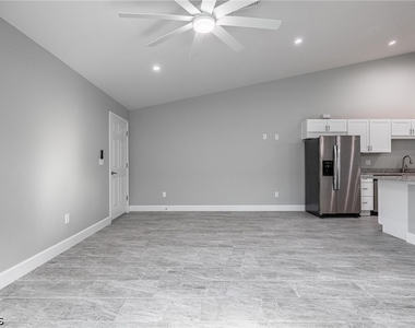 184 Village Circle - Photo Thumbnail 9