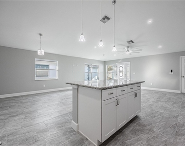 184 Village Circle - Photo Thumbnail 11