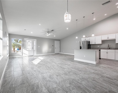184 Village Circle - Photo Thumbnail 5