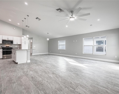 184 Village Circle - Photo Thumbnail 7
