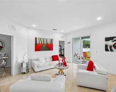 910 Richmond Avenue N - Photo Thumbnail 7