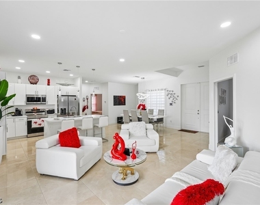 910 Richmond Avenue N - Photo Thumbnail 8