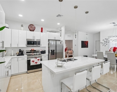910 Richmond Avenue N - Photo Thumbnail 14