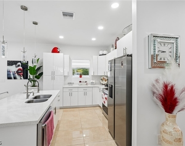 910 Richmond Avenue N - Photo Thumbnail 15