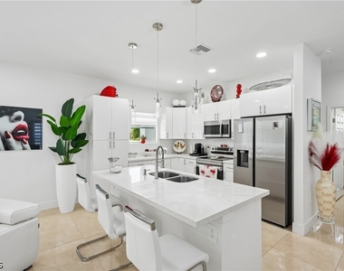 910 Richmond Avenue N - Photo Thumbnail 12