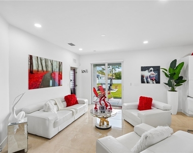 910 Richmond Avenue N - Photo Thumbnail 6