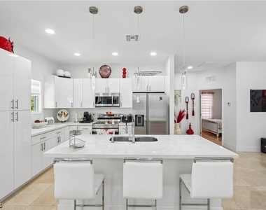 910 Richmond Avenue N - Photo Thumbnail 13