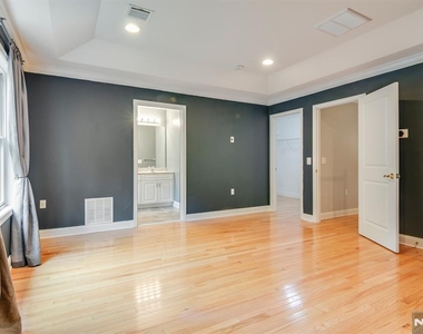 1503 Whitney - Photo Thumbnail 18