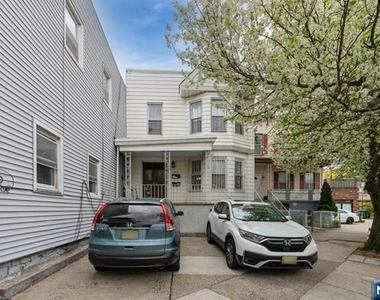 1012 Paterson Plank - Photo Thumbnail 2