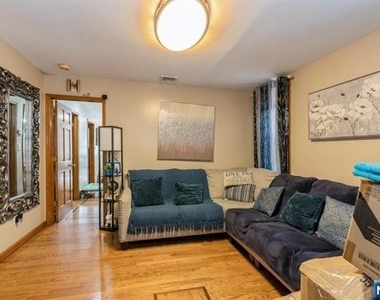 1012 Paterson Plank - Photo Thumbnail 3