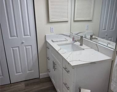 1900 Alamanda Drive - Photo Thumbnail 10