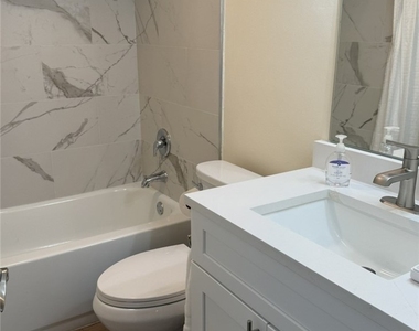 1900 Alamanda Drive - Photo Thumbnail 8