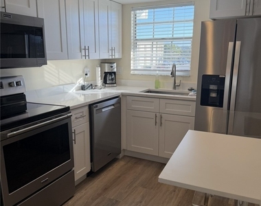 1900 Alamanda Drive - Photo Thumbnail 2