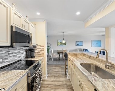 555 Park Shore Drive - Photo Thumbnail 7