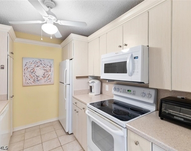 555 Park Shore Drive - Photo Thumbnail 17