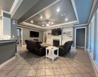 6035 Barrington Avenue - Photo Thumbnail 10