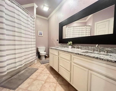 6035 Barrington Avenue - Photo Thumbnail 24