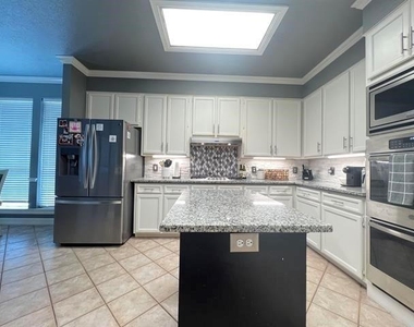6035 Barrington Avenue - Photo Thumbnail 14