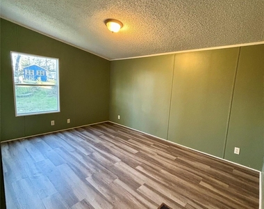 111 Lakeside Woods Drive - Photo Thumbnail 15