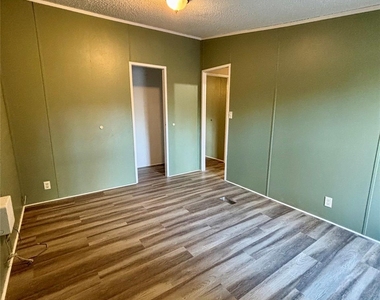 111 Lakeside Woods Drive - Photo Thumbnail 16