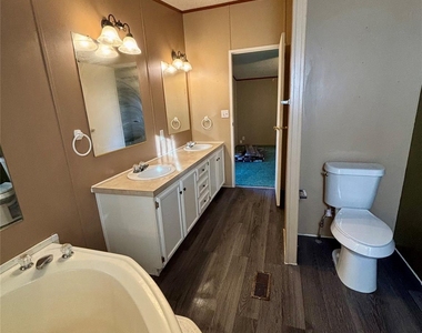 111 Lakeside Woods Drive - Photo Thumbnail 11