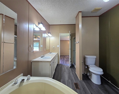 111 Lakeside Woods Drive - Photo Thumbnail 10