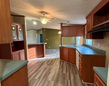 111 Lakeside Woods Drive - Photo Thumbnail 5