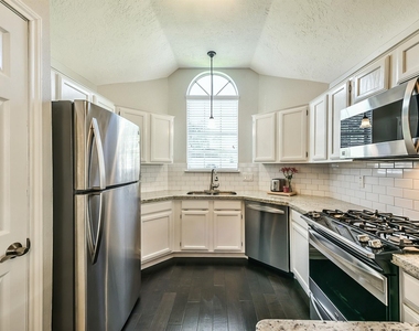 1118 Chelsea Lane - Photo Thumbnail 6
