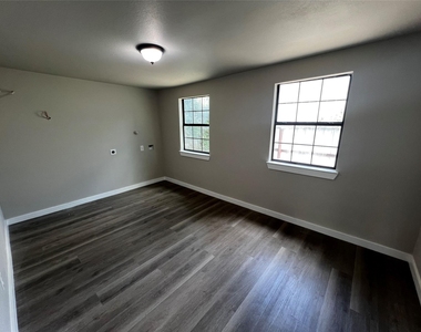 1801 Norlinda Street - Photo Thumbnail 4