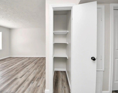 2110 Melbourne Street - Photo Thumbnail 7