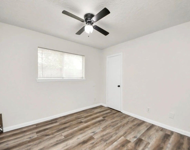 2110 Melbourne Street - Photo Thumbnail 6