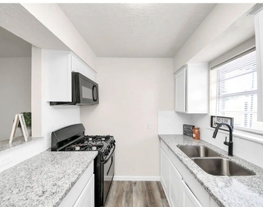 2110 Melbourne Street - Photo Thumbnail 4