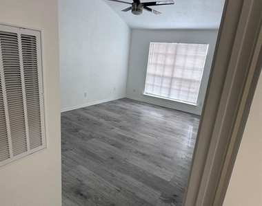 2121 El Paseo Street - Photo Thumbnail 14