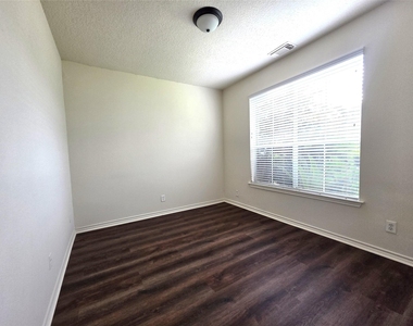 2202 Cherry Hill Court - Photo Thumbnail 3